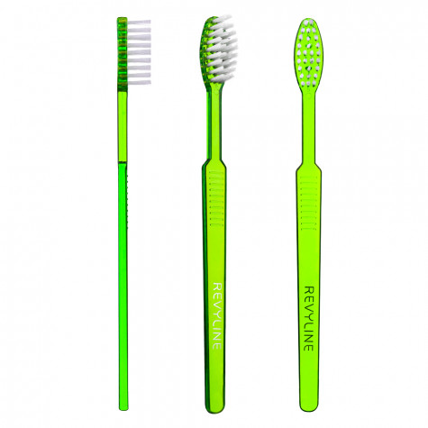 Зубная щетка Revyline с нанесенной зубной пастой
